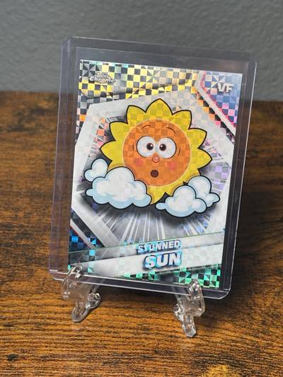 Stunned Sun - 2026 VeeFriends Topps Chrome, Base X Refractor (Mega Only)