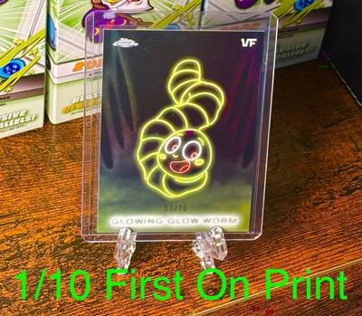 Glowing Glow Worm - 2026 VeeFriends Topps Chrome, Black Refractor 1/10